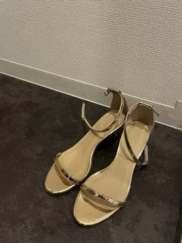 [ 새상품급 ] LE TALON 스트랩 샌들 골드