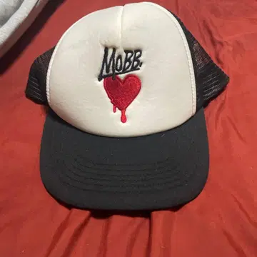 MOBB 하트 자수 트래커 햇