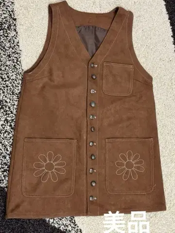 브라운 스웨이드풍 베스트 플라워 자수
