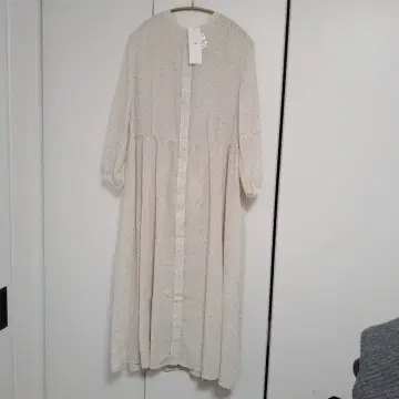 크림색 도트 무늬 긴팔 셔츠 원피스