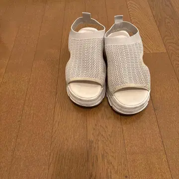 화이트 메쉬 오픈토 샌들