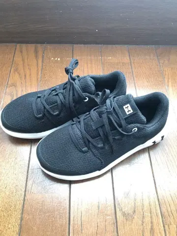 언더아머 메쉬 스니커즈 22.5cm