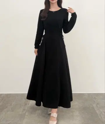 CENEA 레이스업 컷 플레어 원피스