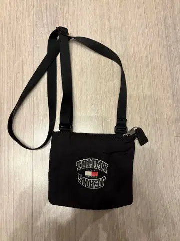 TOMMY JEANS 블랙 숄더백