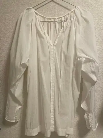 DEPAREILLE 화이트 상의 (블라우스)