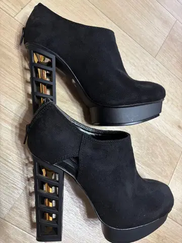 블랙 스웨이드 앵클부츠 하이힐