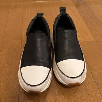 여성용 슬립온 블랙/화이트