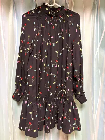 케이트 스페이드 일루미네이션 패턴 원피스. 지금부터 입기 좋습니다.