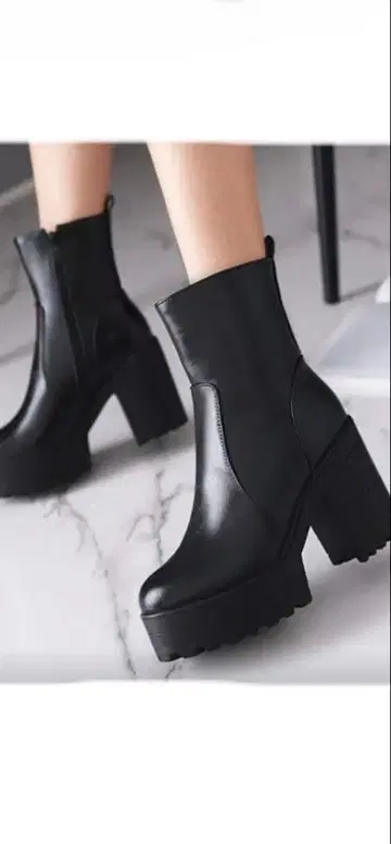 통굽 블랙 지퍼 부티