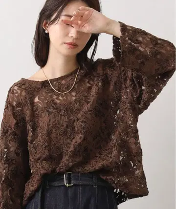 이번 시즌 미착용 그레디 브릴리언트 플라워 몰 레이스 블라우스