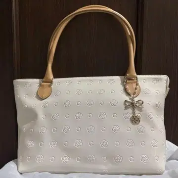 클레이사스 화이트 엠보싱 꽃 무늬 토트백 참 포함