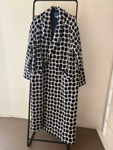 롱 코트 화이트 블랙 HRM BLUEBLUE