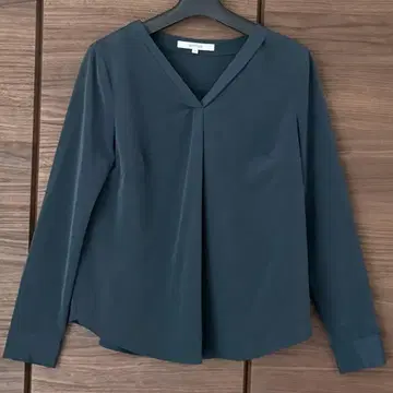 UNTITLED V넥 쉬폰 블라우스