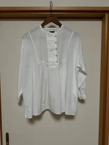 늑대와 바람의 요동치는 엘르 화이트 버튼 포함 7부 소매 셔츠