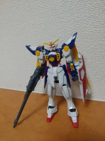 건담 프라모델 1/144 HG 건담 윙 완성품 동시 300엔 할인
