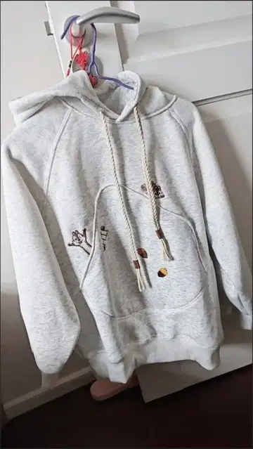 다람쥐 자수 그레이 후드티