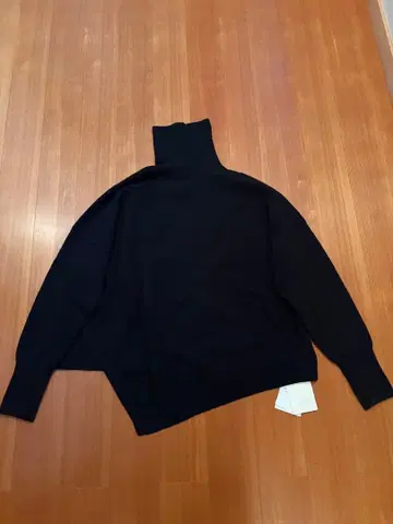 CITYSHOP 비대칭 터틀넥 풀오버 니트