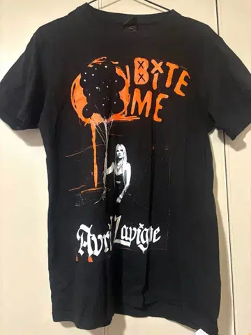 에이브릴 라빈 BITE ME 티셔츠