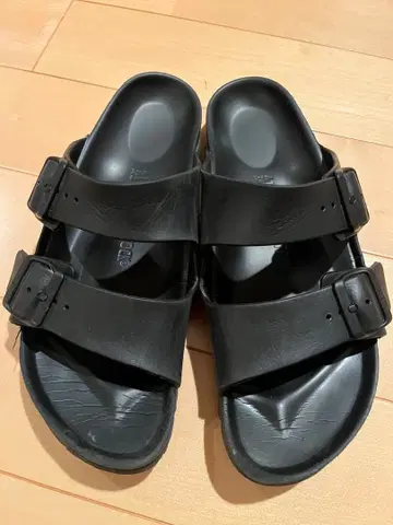 버켄스탁 블랙 2 스트랩 샌들