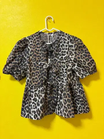Ghanda 레오파드 무늬 반팔 블라우스