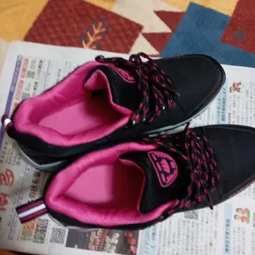 블랙/핑크 레이스업 스니커즈