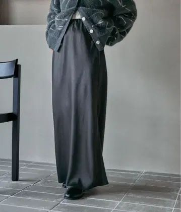 LEPSIM 스트레치 새틴 스커트 차콜 그레이