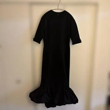 블랙 프릴 밑단 7부 소매 원피스