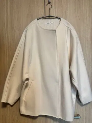 스콧 클럽 라디에이트 니트 코트 노카라 코트