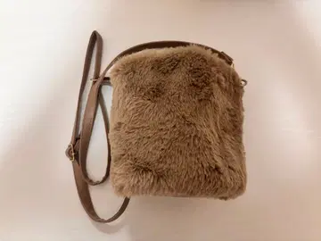 브라운 퍼 숄더백