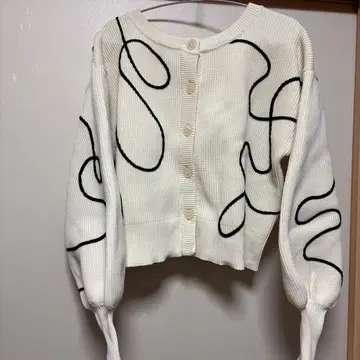 로리즈팜 화이트 블랙라인 버튼 달린 가디건