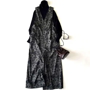 컨디션 최상 25SS 레어 아두이트리스테스 리버티 V넥 살로펫 얇은 소재