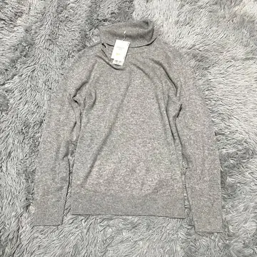 새상품 유니클로 캐시미어 터틀넥 스웨터 그레이 M 사이즈