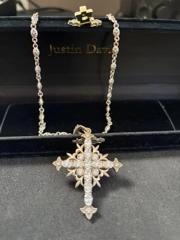 저스틴 데이비스 크로스 모티브 목걸이, 체인과 펜던트 세트