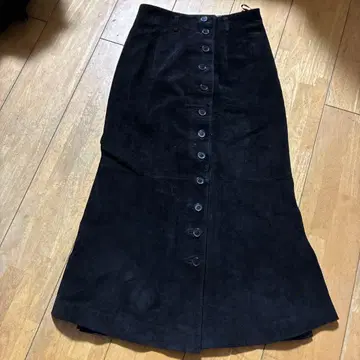 블랙 스웨이드 버튼 롱 스커트