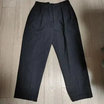 다크 그레이 스트라이프 슬랙스