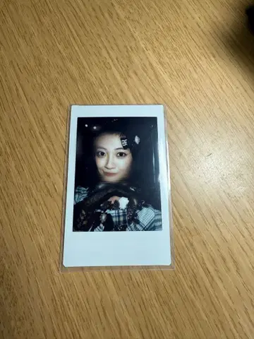 CUTIE STREET 큐스트 이타쿠라 카나 체크 의상 폴라로이드