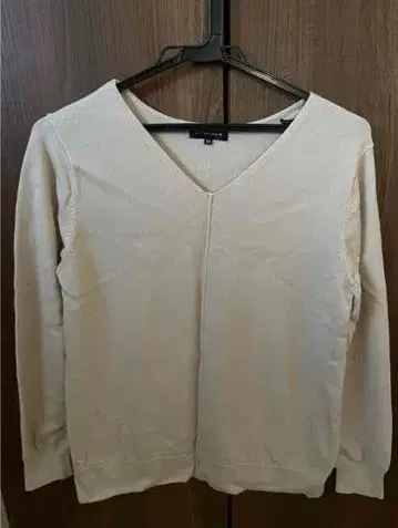 베이지 V넥 긴팔 상의