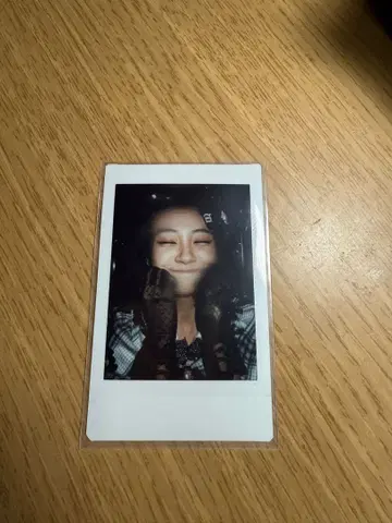 CUTIE STREET 큐스트 이타쿠라 카나 체크 의상 폴라로이드