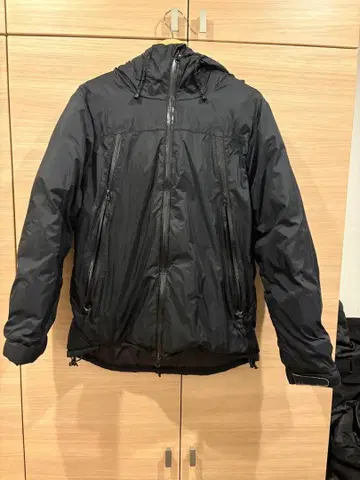 블랙 다운 자켓 탈부착 후드