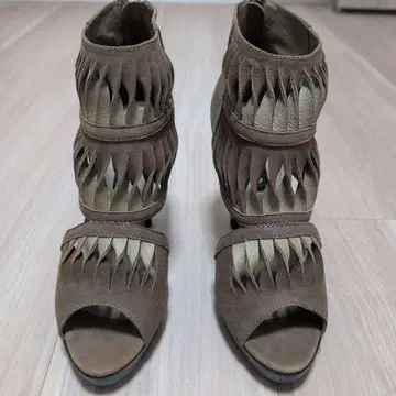 스터닝 루어 샌들