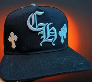 자수 크로스 디자인의 블랙 캡 CH