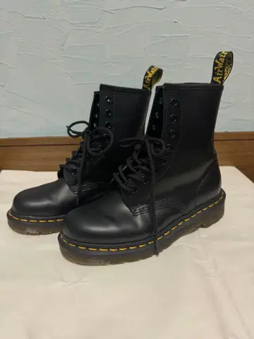 닥터마틴 8홀 부츠 블랙 22cm