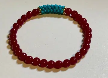 팔찌 루비 비즈와 터콰이즈 비즈의 조합