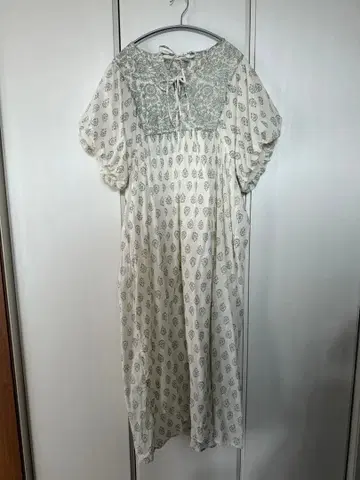 프리크 스토어 / 크림색 무릎 기장 원피스