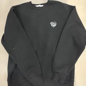 블랙 하트 로고 크루넥 맨투맨 속기모