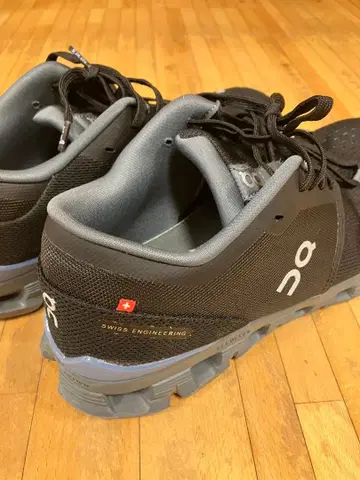 On cloud X4 블랙 x 샴브레이