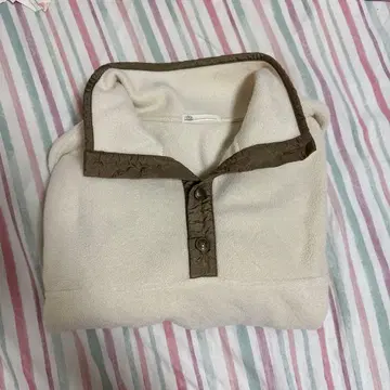 크림색 플리스 하프 지퍼 상의