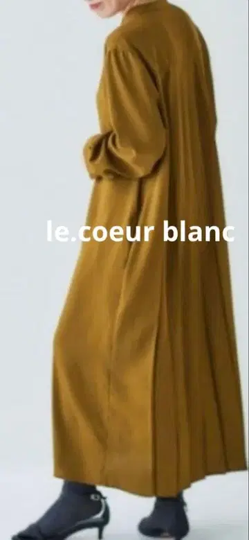 르 쿠르 블랑 백 플리츠 롱 원피스