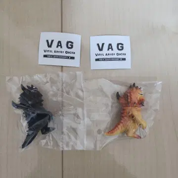 VAG 피규어 2체 세트