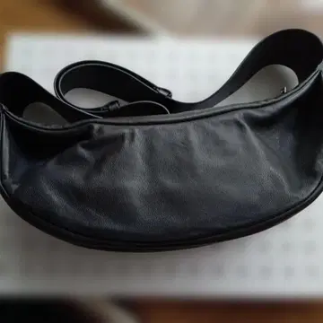 cos 가죽 플리츠 벨트 백